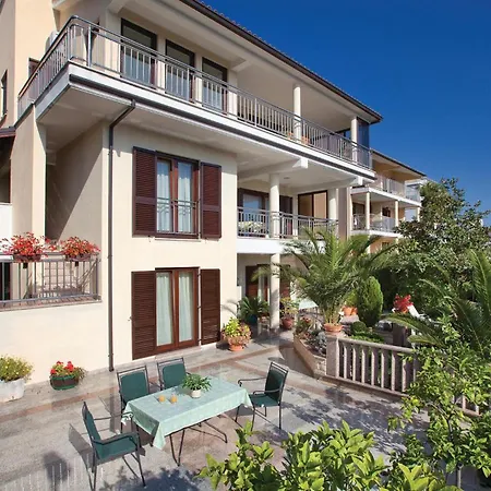 Gorgeous In With Kitchen Apartment *